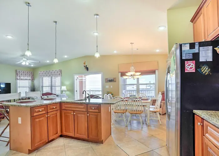 Walk To Beach! Family W/ Deck Holiday home