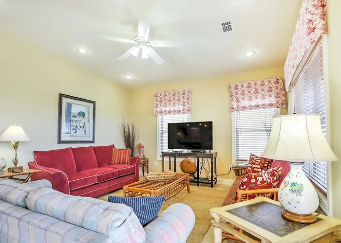 Walk To Beach! Family W/ Deck Holiday home *