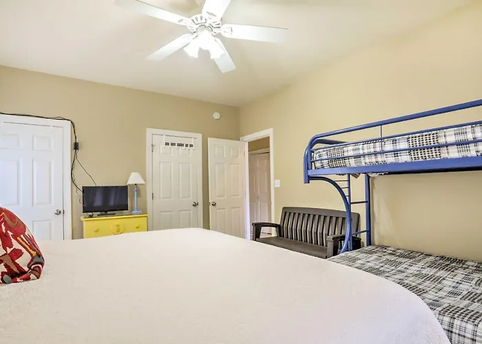 Walk To Beach! Family W/ Deck Holiday home Gulf Shores